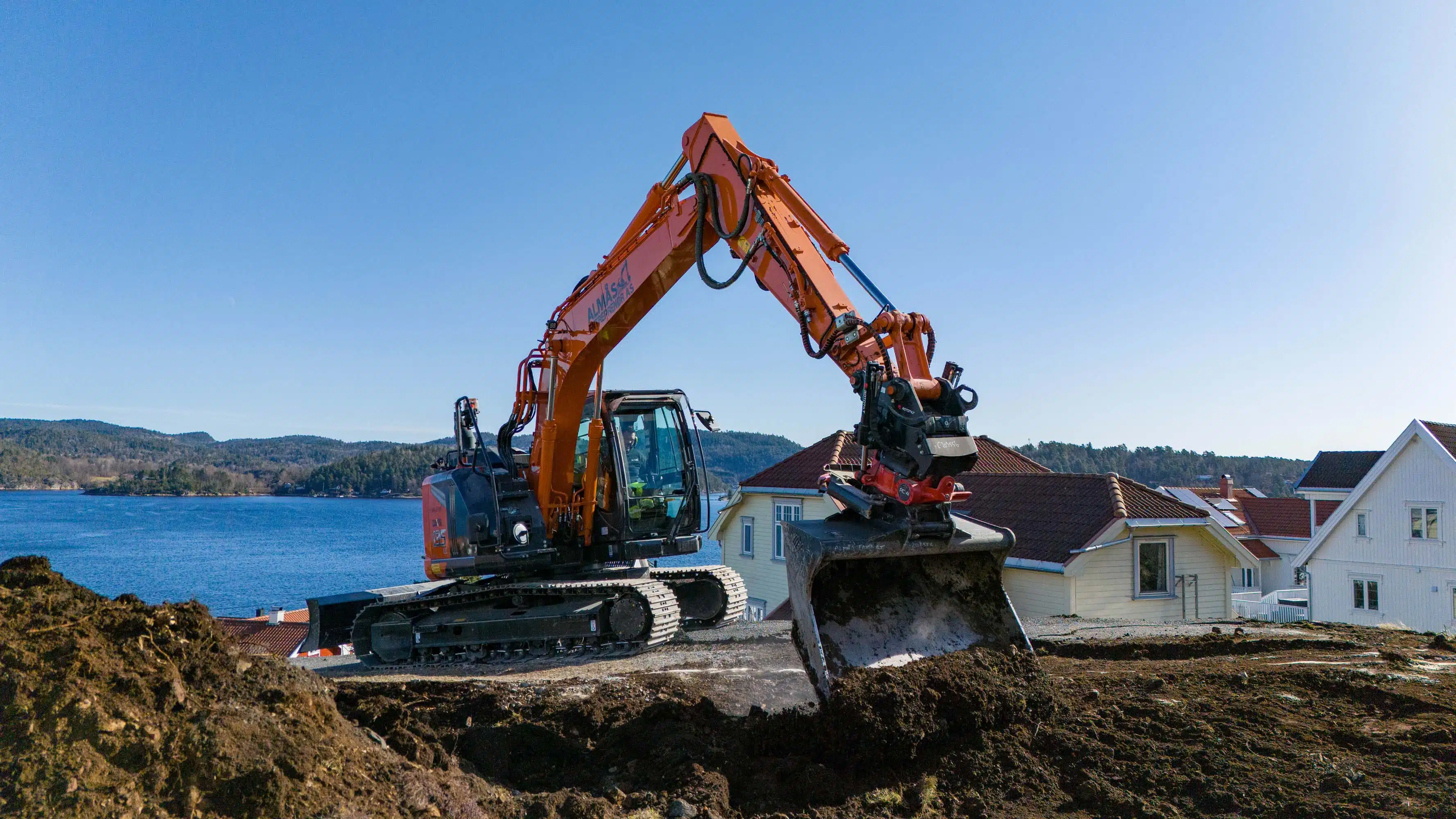 Gravemaskin som graver