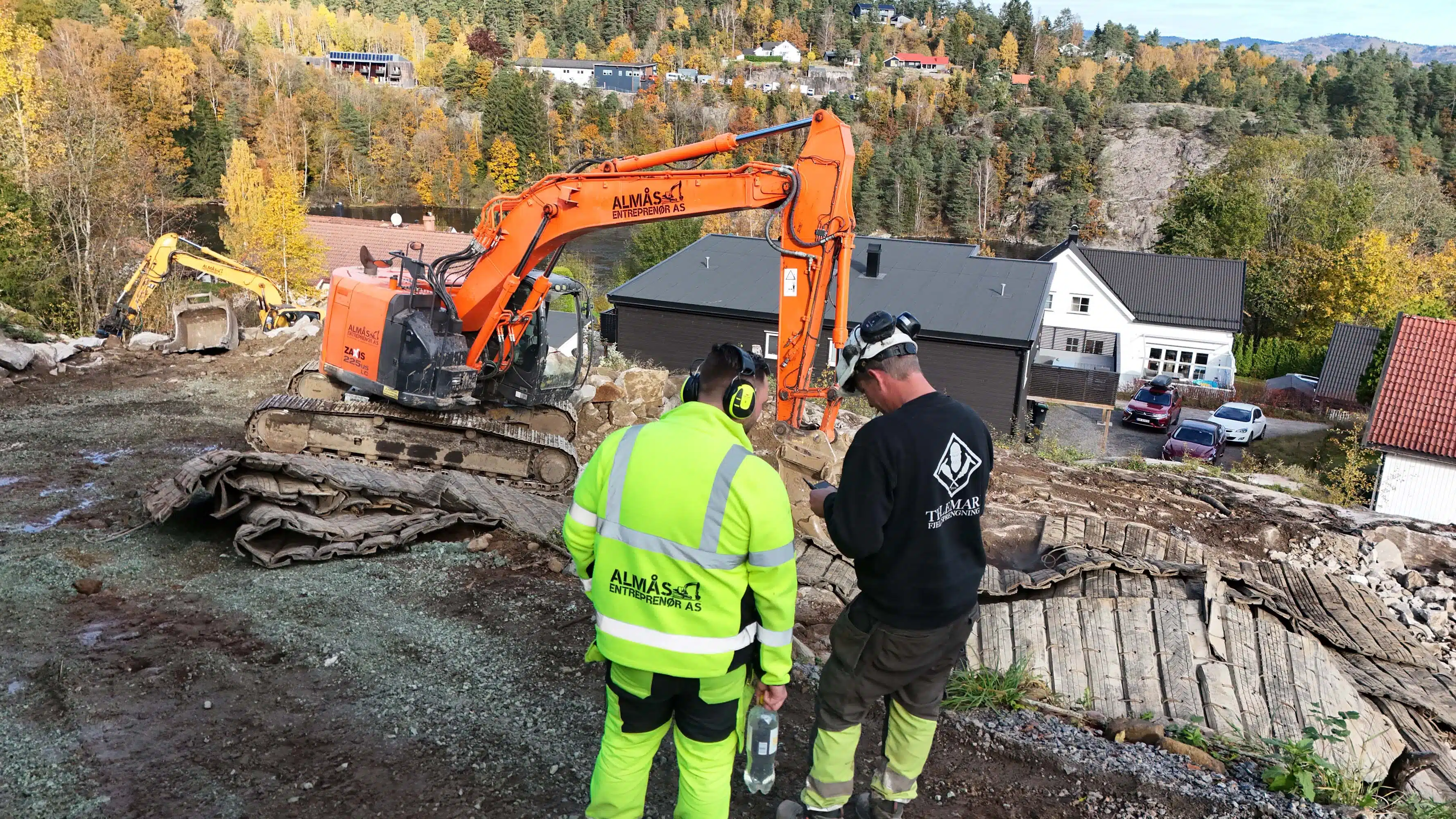 To personer foran gravemaskin